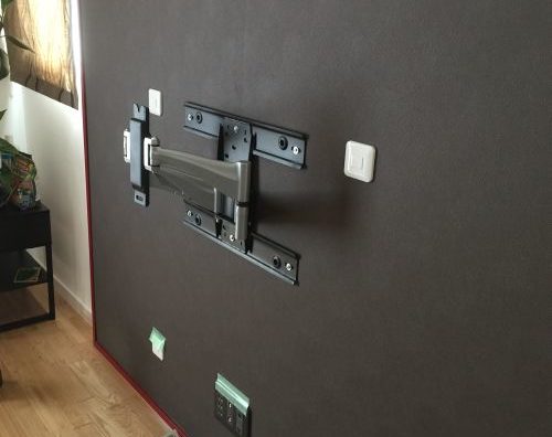 TVの壁掛け化は難航しました