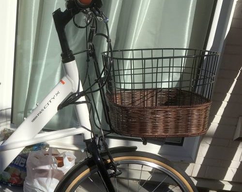 電動チャリにカゴをつけようとしたらサイズが合わなかったから強引に付けてみた