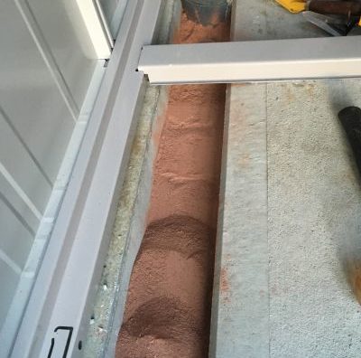 溝を固めたのでようやく物置きが使えます