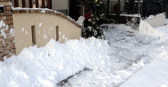 大雪の朝は雪かきから始まる