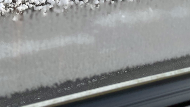 窓の結露が凍ってた　外だけど