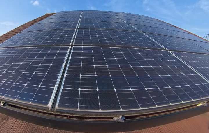 丸11年経った屋根、太陽光パネルの様子