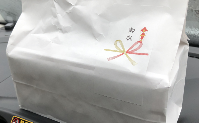 結婚祝いのバカラの包装がしょぼかった